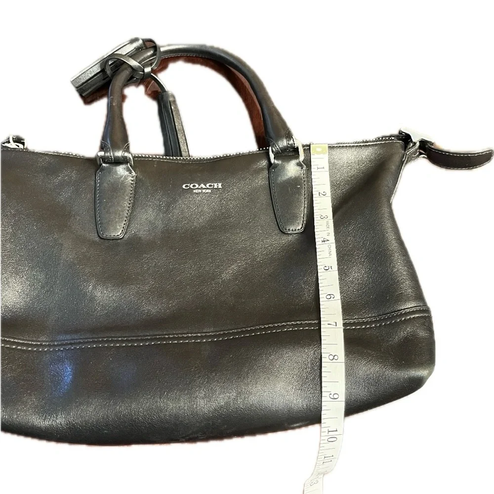 Coach Woman’s purse bag black silver zippers adjustable strap travel luxury - Picture 9 of 10